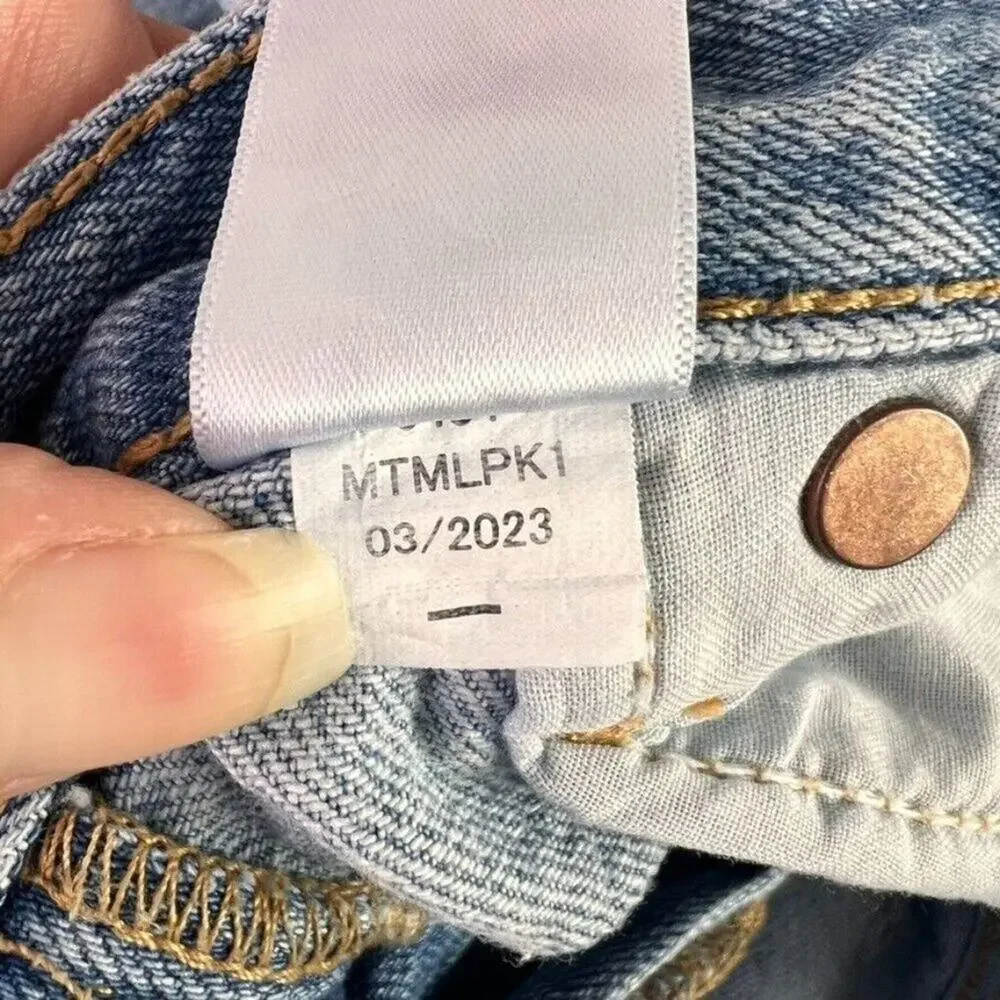 Aeropostale Mom Jean Womens  8 Reg High Rise Denim Distressed Destroyed Ripped